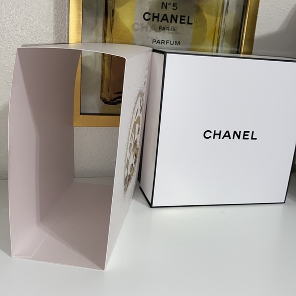 CHANEL large Gift Box Holiday 2023 Limited Edition - Picture 5 of 13